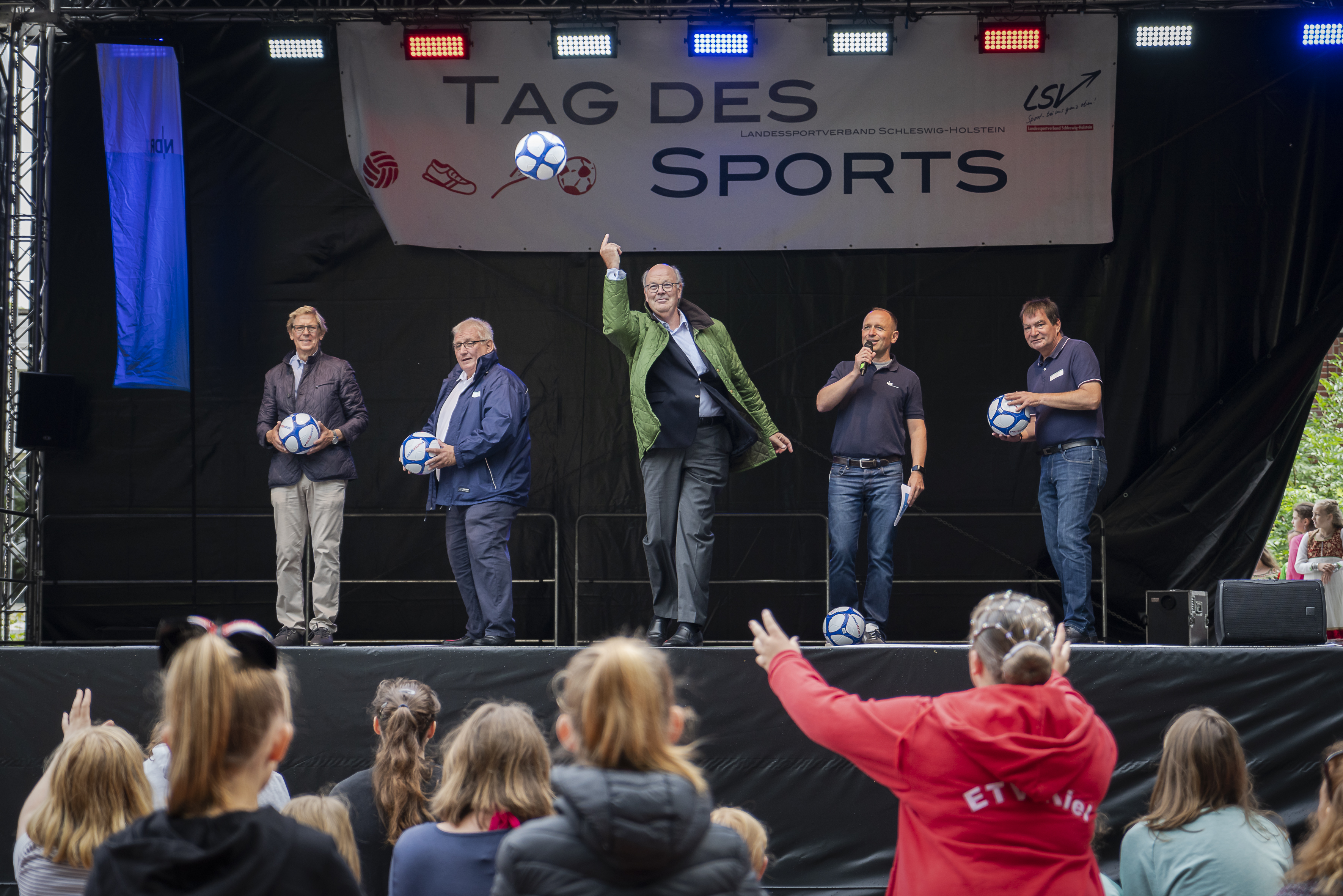 LSV-Präsident Tiessen bei der offziellen Begrüßung mit Klaus Schlie, Hans-Joachim Grote, Moderator Jan Bastick und Gerwin Stöcken (v.l.) © Frank Peter LSV-Präsident Tiessen bei der offziellen Begrüßung mit Klaus Schlie, Hans-Joachim Grote, Moderator Jan Bastick und Gerwin Stöcken (v.l.) © Frank Peter