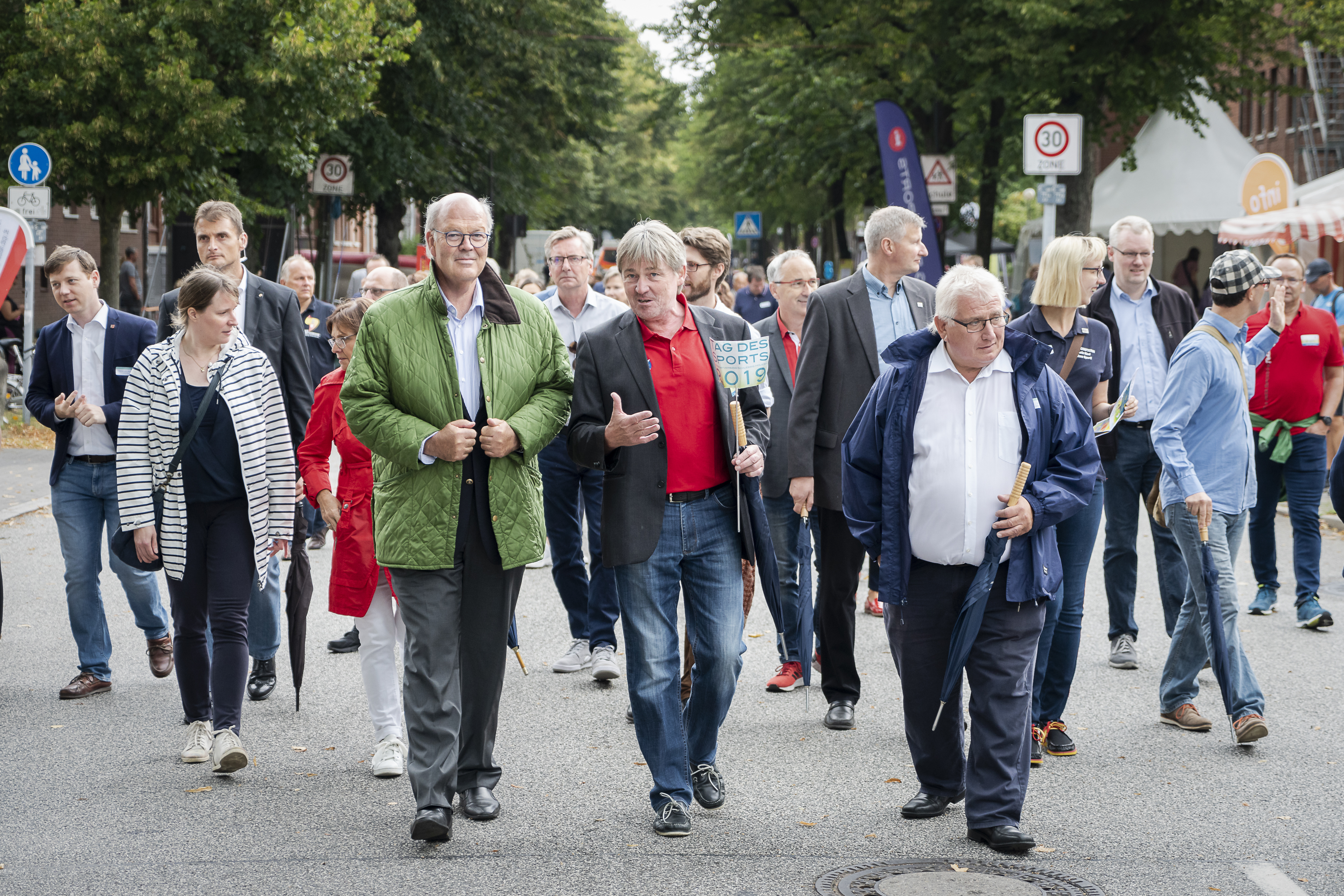 Thomas Niggemann (Mitte, LSV-Geschäftsführer Breitensport) beim Rundgang mit Hans-Joachim Grote (links) und Klaus Schlie (rechts) © Frank Peter Thomas Niggemann (Mitte, LSV-Geschäftsführer Breitensport) beim Rundgang mit Hans-Joachim Grote (links) und Klaus Schlie (rechts) © Frank Peter