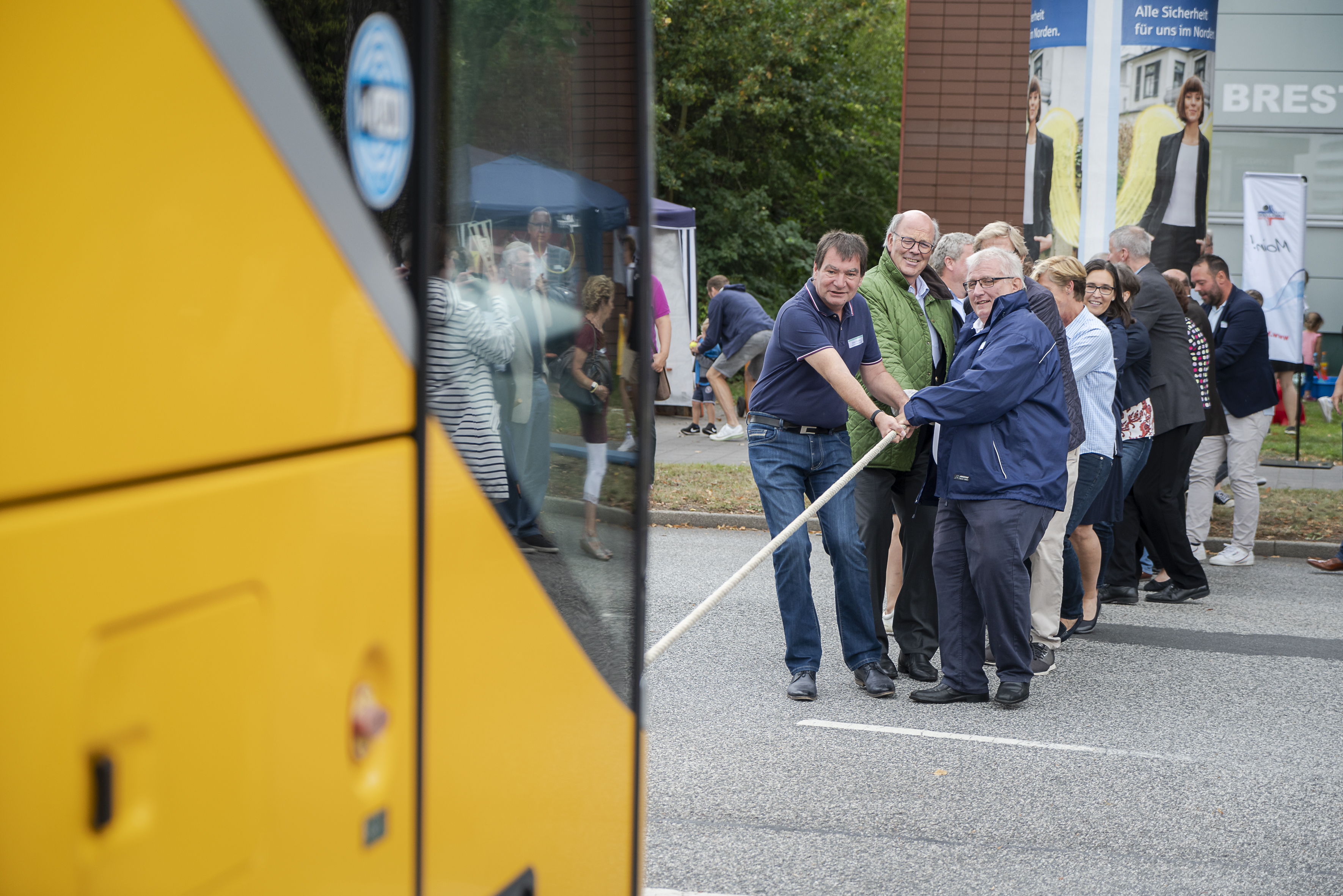 Die prominenten Besucher beim alljährlichen "Ehrengäste-Busziehen" © Frank Peter © Frank Peter