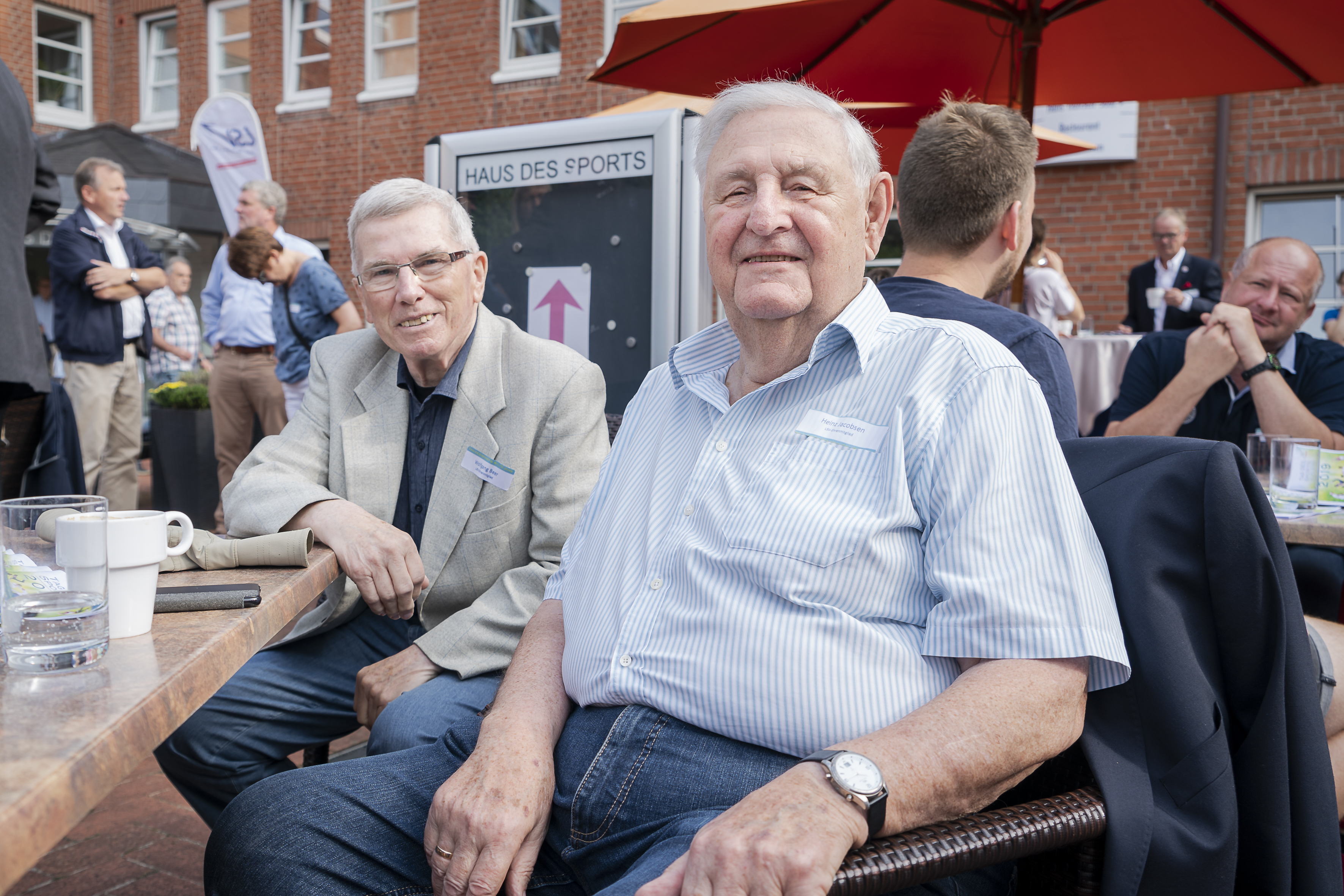 Auch die LSV-Ehrenmitglieder Wolfgang Beer (links) und Heinz Jacobsen (rechts) nahmen am Ehrengast-Empfang teil © Frank Peter Auch die LSV-Ehrenmitglieder Wolfgang Beer (links) und Heinz Jacobsen (rechts) nahmen am Ehrengast-Empfang teil © Frank Peter