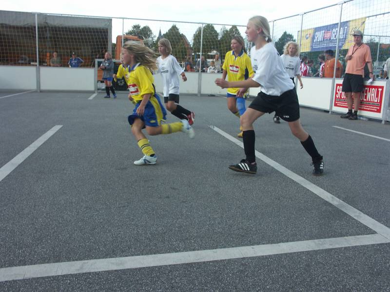 Fußballspiel der Mädchen in Heide