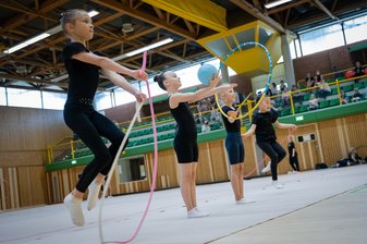 Turnerinnen mit Seilen