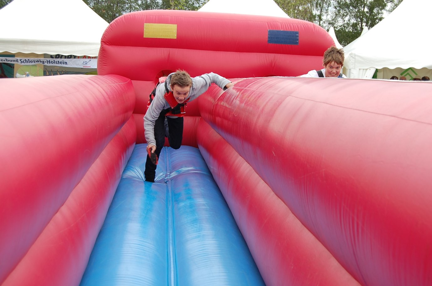 Ein Kind läuft im Bungee Run