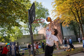 Ein Junge dunkt einen Basketball