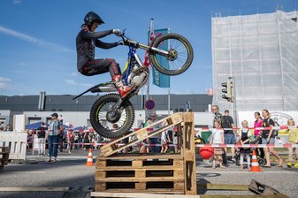 Ein Cross-Motorrad springt über einen Stapel Paletten