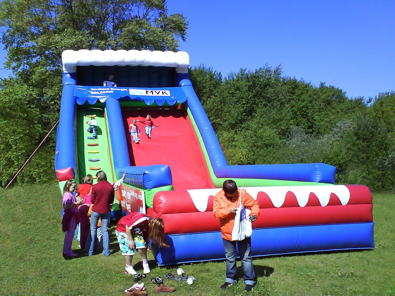 Eine blaue aufblasbare Riesenrutsche.