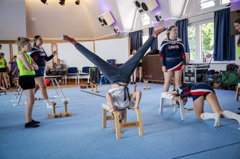 Turner machen Kopfstand