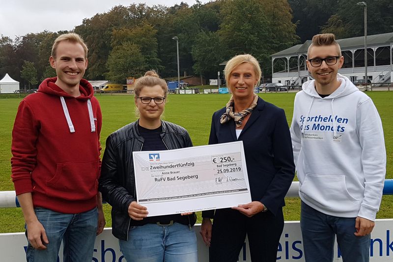 Tim Streichert (stellv. Jugendwart), Anne Brauer („Sportheldin des Monats“), Brigitte Schulz-Hüther (VR Bank Neumünster, stv. Geschäftsstellenleiterin Bad Segeberg) und Finn-Ole Martins (Videodreh für den LSV) bei der Check-Übergabe © LSV Tim Streichert (stellv. Jugendwart), Anne Brauer („Sportheldin des Monats“), Brigitte Schulz-Hüther (VR Bank Neumünster, stv. Geschäftsstellenleiterin Bad Segeberg) und Finn-Ole Martins (Videodreh für den LSV) bei der Check-Übergabe © LSV
